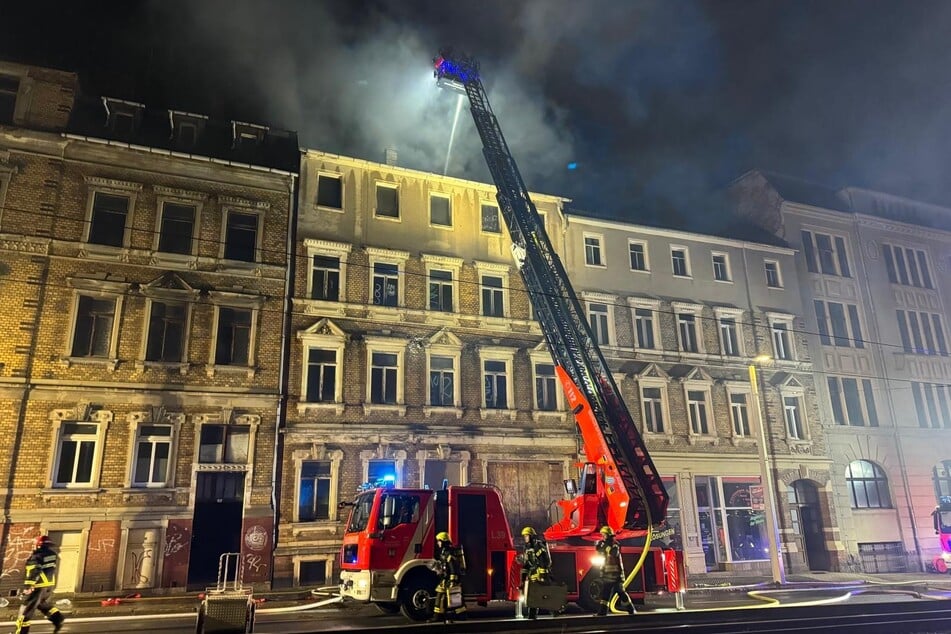 Die Feuerwehr konnte den Dachstuhlbrand löschen.