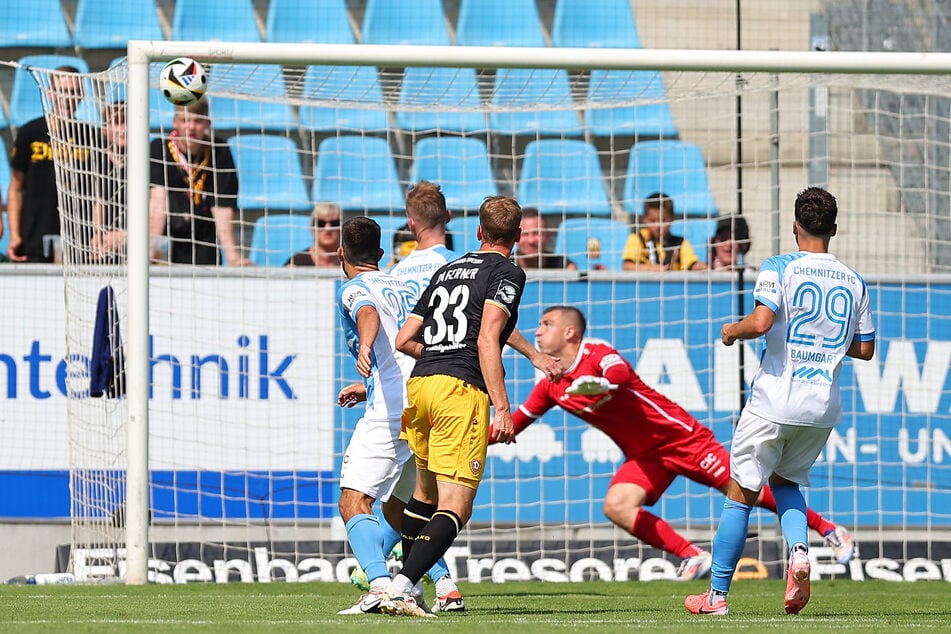 Das war knapp: Dynamo-Spieler Christoph Daferner setzte den Ball an den linken Pfosten.