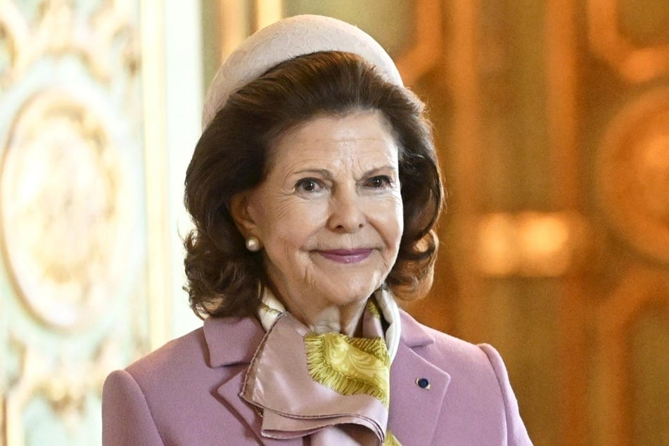 Trotz blutrotem Auge lächelte Königin Silvia (80) in die Kameras.