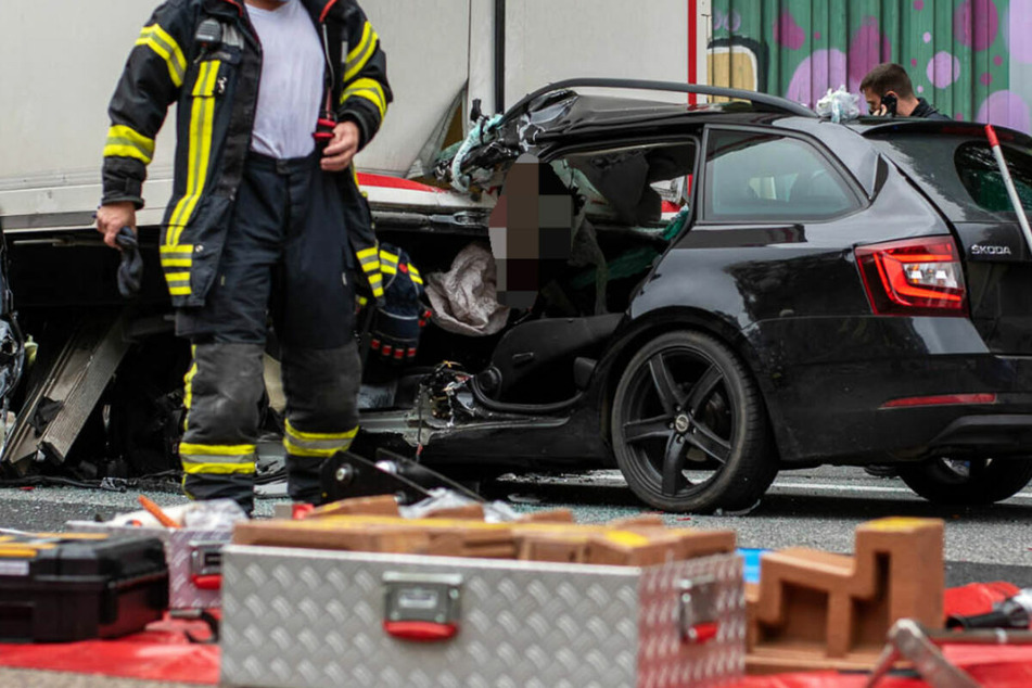 Das Foto zeigt ein Autowrack nach dem Crash auf der A3 bei Idstein.