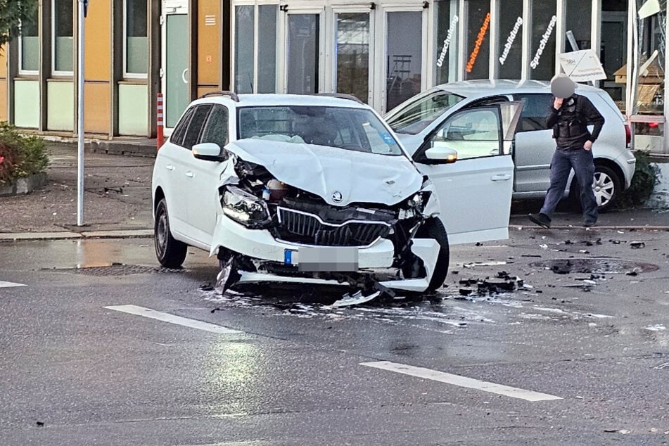 Kreuzungs-Crash in Chemnitz: VW kracht mit Skoda zusammen