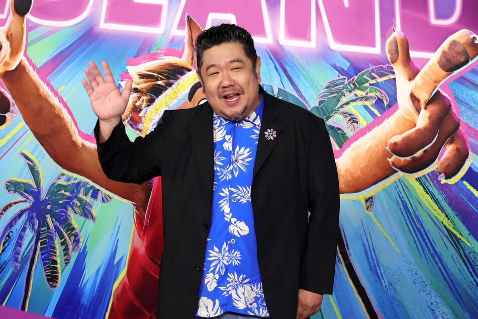 Eric Bauza (†46) wirkte auch bei den Arbeiten an dem kürzlich erschienen Animationsfilm "Die vergessene Insel" mit. Dort verlieh er den Figuren "General Button Wutton" und "Sarangay" ihre Stimmen.