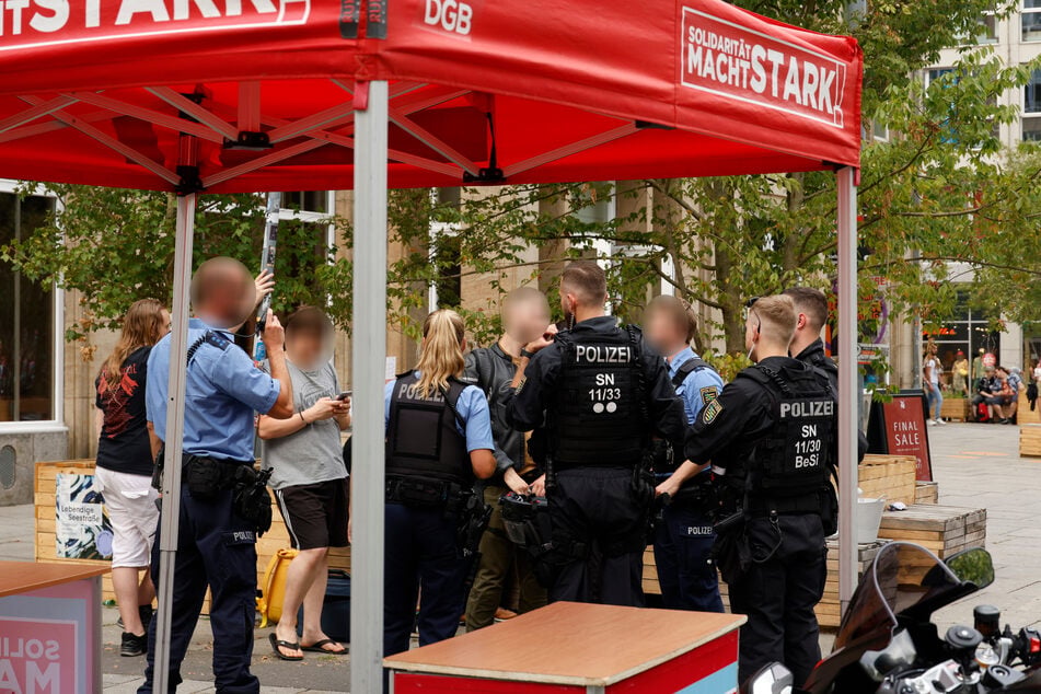 Vor über zwei Jahren wurde der DGB-Stand mitten in Dresden angegriffen. (Archivfoto)