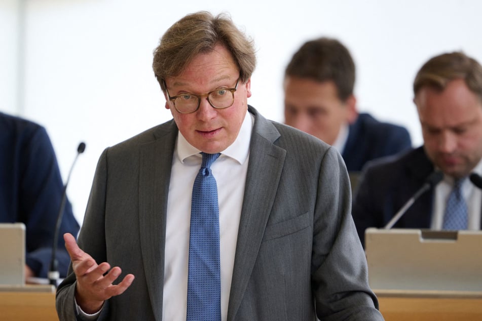 Umweltminister Georg-Ludwig von Breitenbuch (55, CDU) will die Population der Wölfe in Sachsen regulieren.