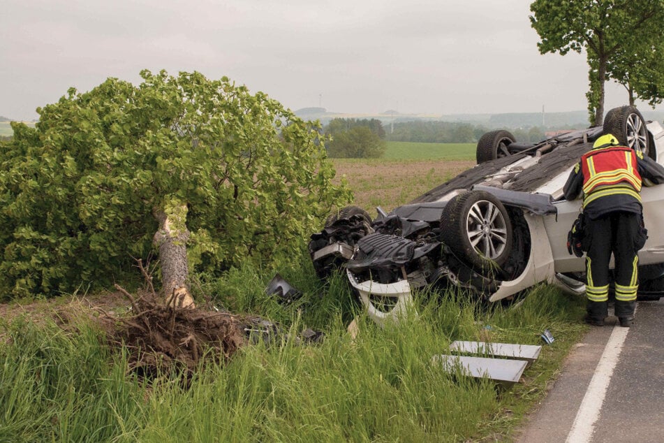 Mit Mercedes überschlagen und Baum entwurzelt: 60-Jährige nach Unfall leicht verletzt