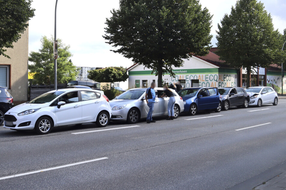 Bei dem Unfall wurden fünf Fahrzeuge beschädigt.