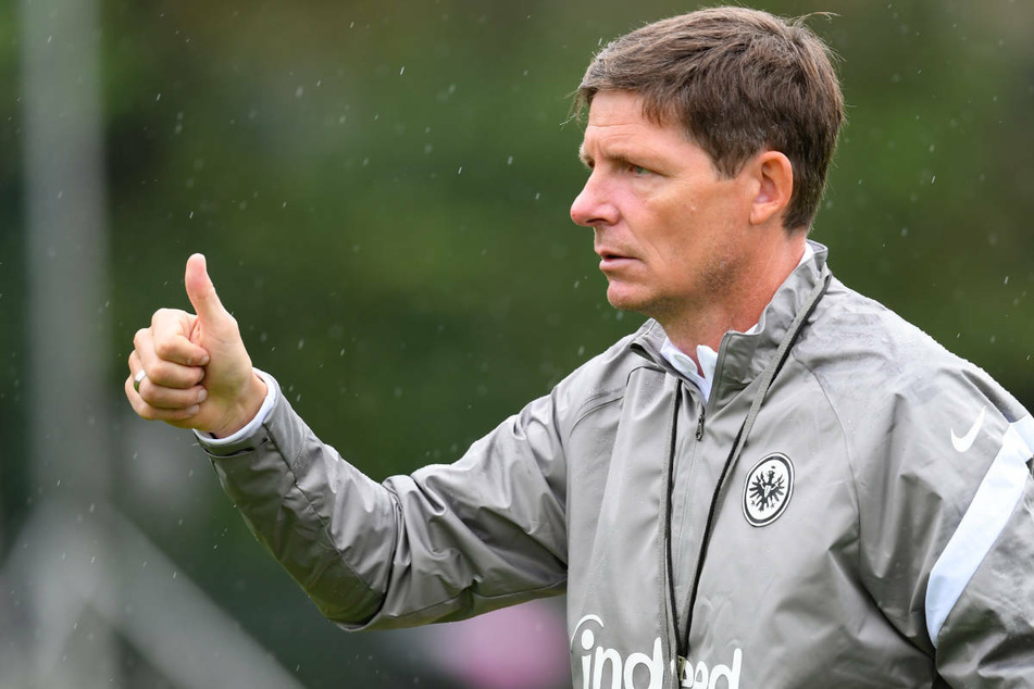 Eintracht-Coach darf wegen einer Sperre nicht auf der Bank Platz nehmen.