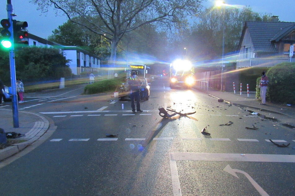 Bei dem Unfall am Donnerstagabend in Ratingen zwischen zwei Autos entstand ein Sachschaden von insgesamt rund 8000 Euro.