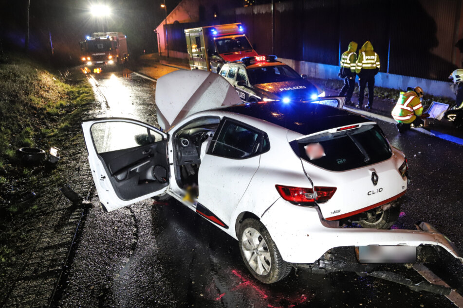 Der Renault Clio wurde bei dem Unfall stark beschädigt. Der Fahrer kam verletzt ins Krankenhaus.