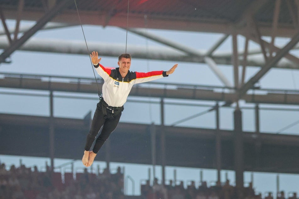 Barren-Weltmeister Lukas Dauser (31) kam im Helene-Fischer-Move in die Red Bull Arena geflogen.