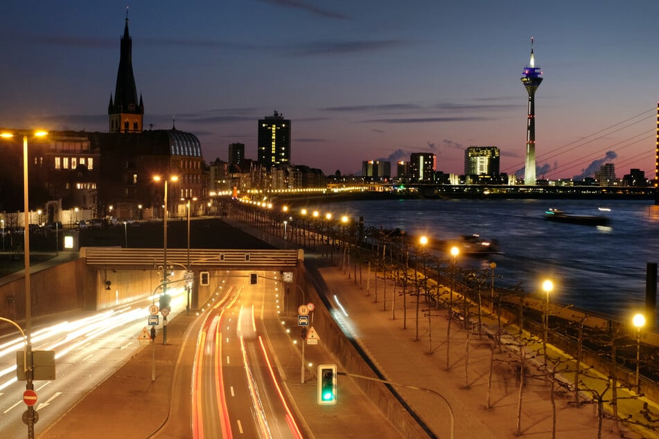 Der Rheinufertunnel in Düsseldorf: Die wichtige innerstädtische Verkehrsachse wird für Wartungsarbeiten mehrere Wochen vollständig gesperrt. (Archivbild)