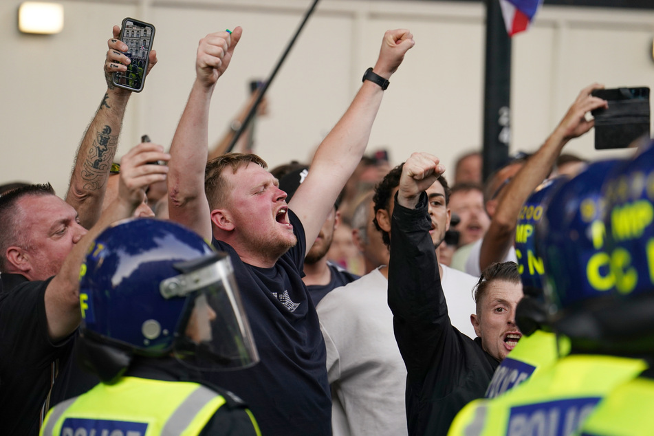 Die Lage eskalierte: Laut Polizei sind über 100 Menschen festgenommen wurden.