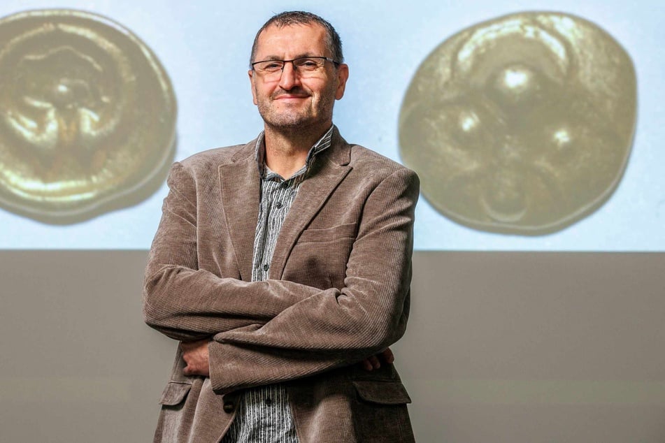 Der Sondengänger Daniel Fest übergab die gefundene Münze dem Landesamt für Archäologie.