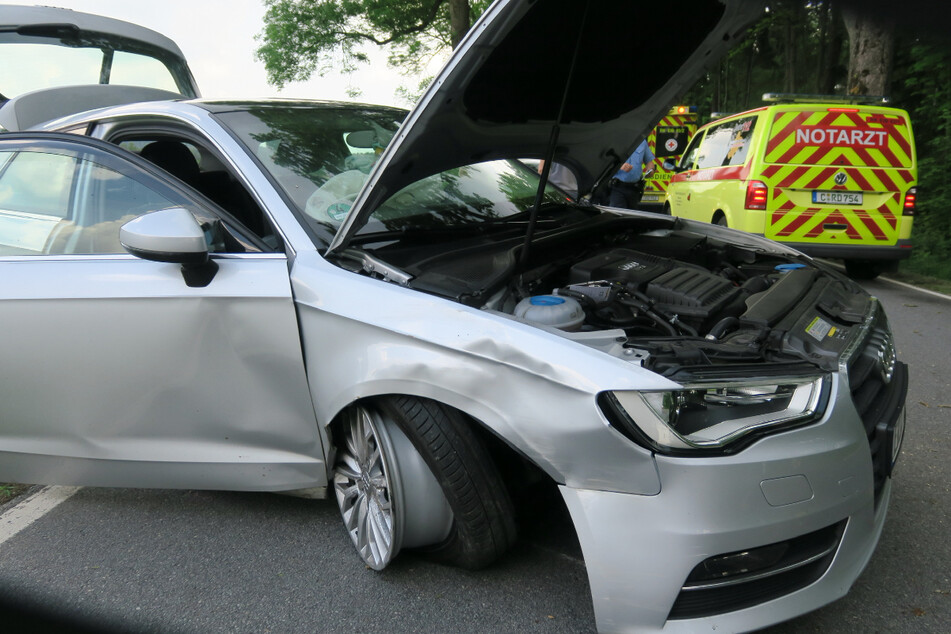 Audi kracht in Baum: Mehrere Verletzte bei Unfall im Erzgebirge