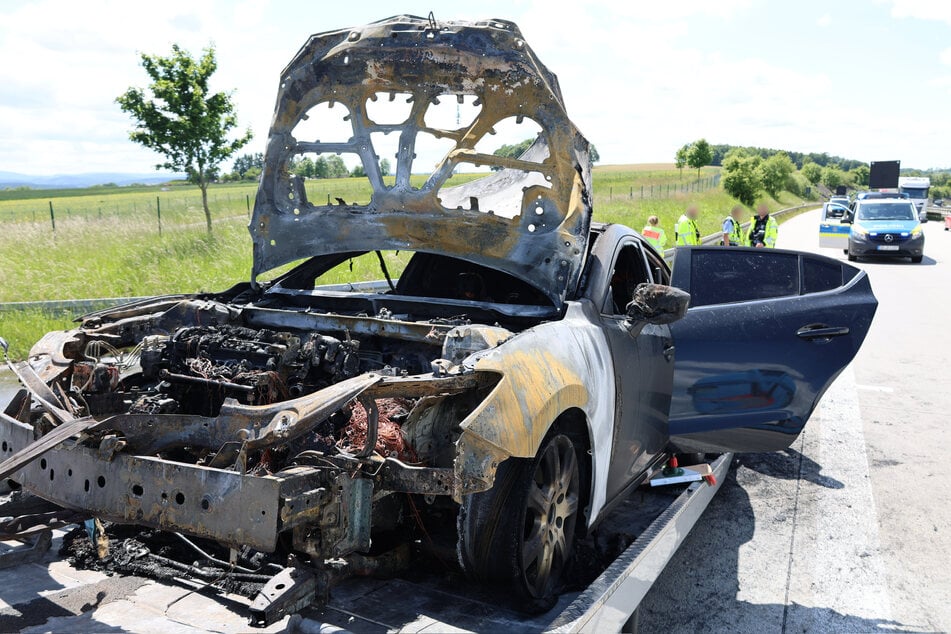 Komplett abgefackelt: Am Freitagmittag ging dieser Mazda auf der A72 in Flammen auf.