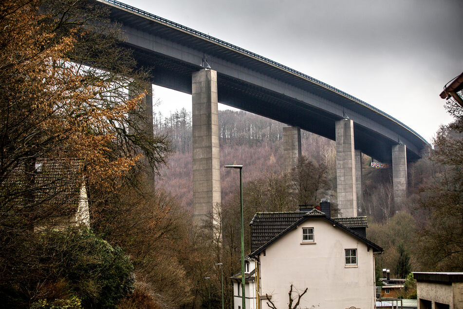 Die 1968 eröffnete A45-Talbrücke Rahmede bei Lüdenscheid ist seit Dezember 2021 komplett gesperrt.