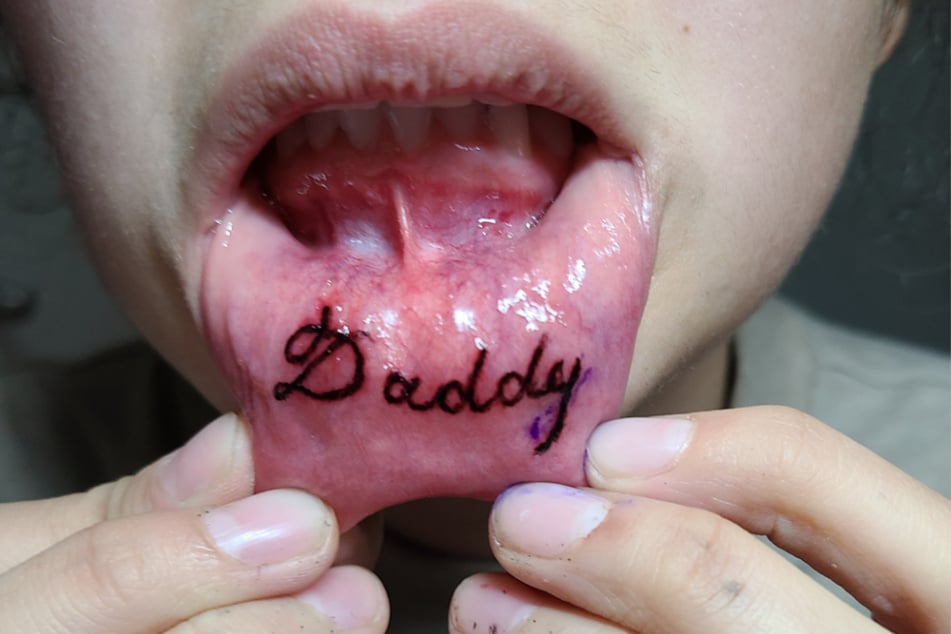 Das Lippen-Tattoo, welches die Mutter so schockierte, war das Wort "Daddy" (deutsch: Papi). (Symbolbild)