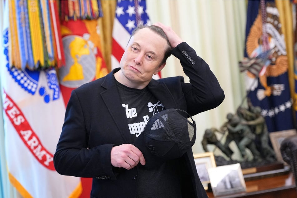The head of the Libertarian Party has been trying to convince billionaire Elon Musk to join forces with him instead of forming a new third party.