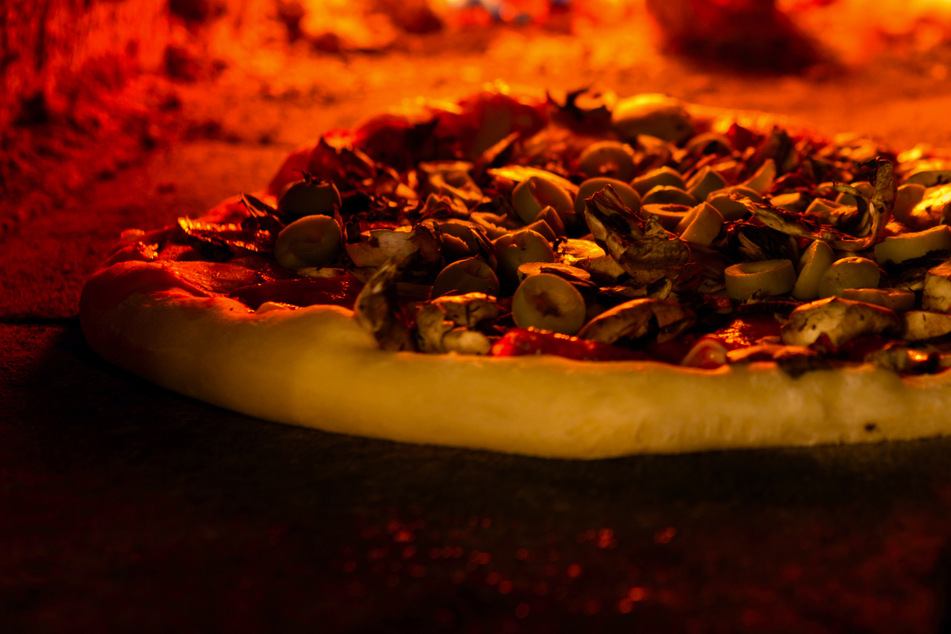 Eine Pizza, die zu lange am Feuer lag, löste in Passau einen handfesten Streit aus. (Symbolbild)