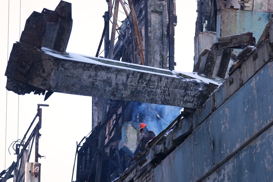 Arbeiter reparieren an einem zerstörten Kraftwerk des Unternehmens DTEK nach einem russischen Raketenangriff auf die Energieversorgung des Landes.