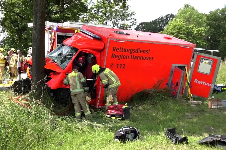 Rettungswagen kracht bei Überholmanöver gegen Baum: Vier Verletzte!