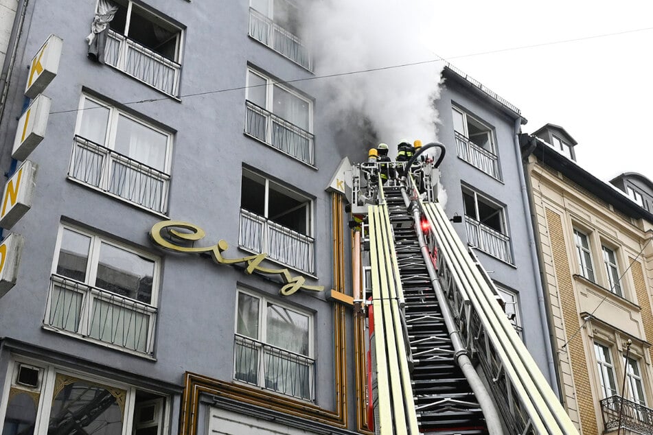 Der Rauch drang durch das ganze Haus und machte die Wohnungen unbewohnbar.