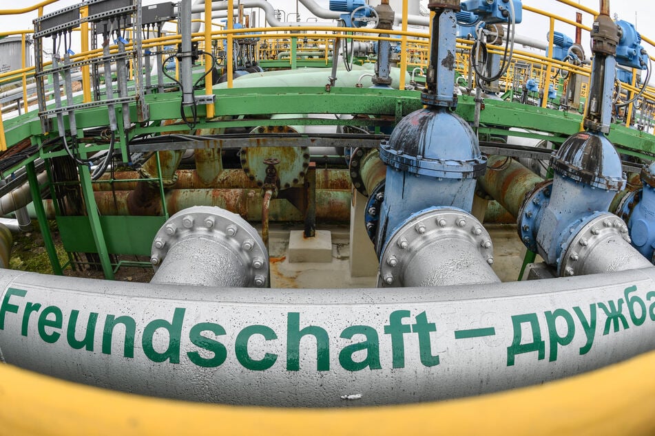 Die kasachische Pipelinegesellschaft Kaztransoil hat dem Bericht zufolge bereits Antrag auf die Durchleitung von 1,2 Millionen Tonnen Öl nach Deutschland im kommenden Jahr gestellt.