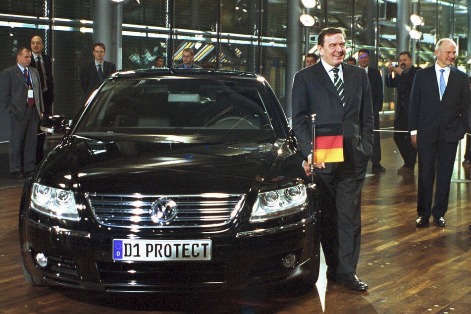 Bundeskanzler Gerhard Schröder (81, SPD) holte sich zur Eröffnung am 11. Dezember 2001 einen VW-Phaeton als Dienstwagen ab.