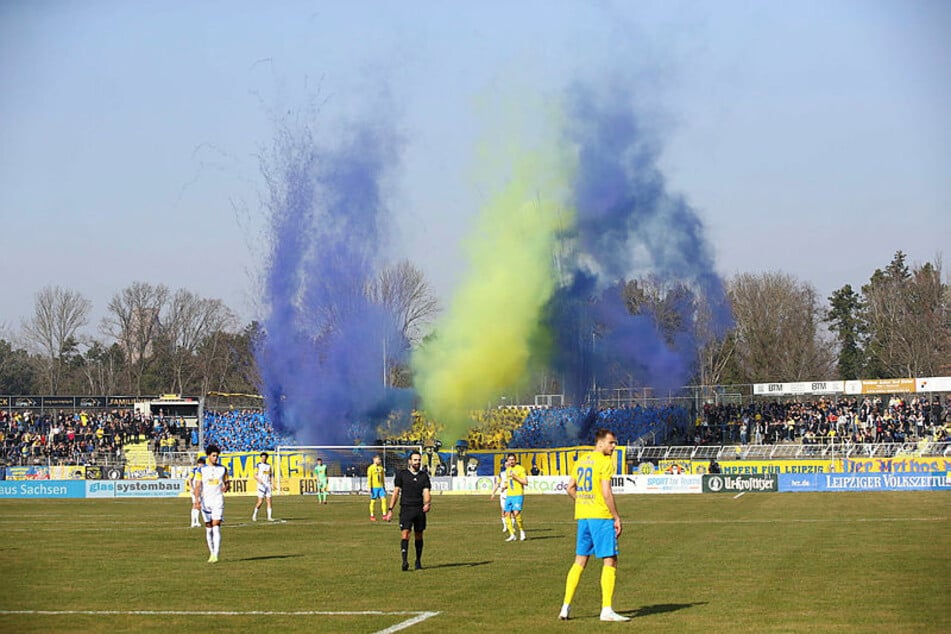 Mit blauen und gelben Nebeltöpfen machte der Lok-Block auf sich aufmerksam.