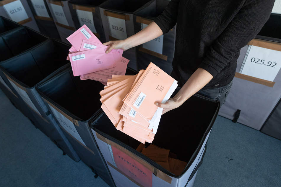 Die Zahl der Briefwahlanträge schlug die Rekorde vergangener Wahlen in einigen Kommunen um Längen. Hunderte Düsseldorfer sollen ihre Unterlagen aber nie bekommen haben.