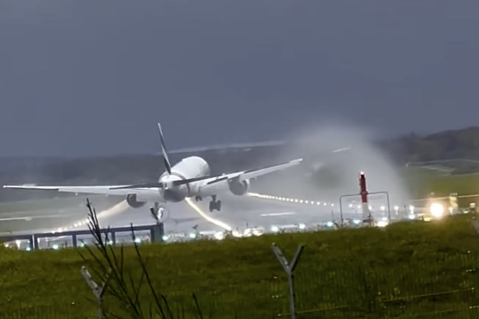 Um 13.11 Uhr setzte der Flieger am Sonntag in Hamburg kurz auf und musste gleich wieder durchstarten.