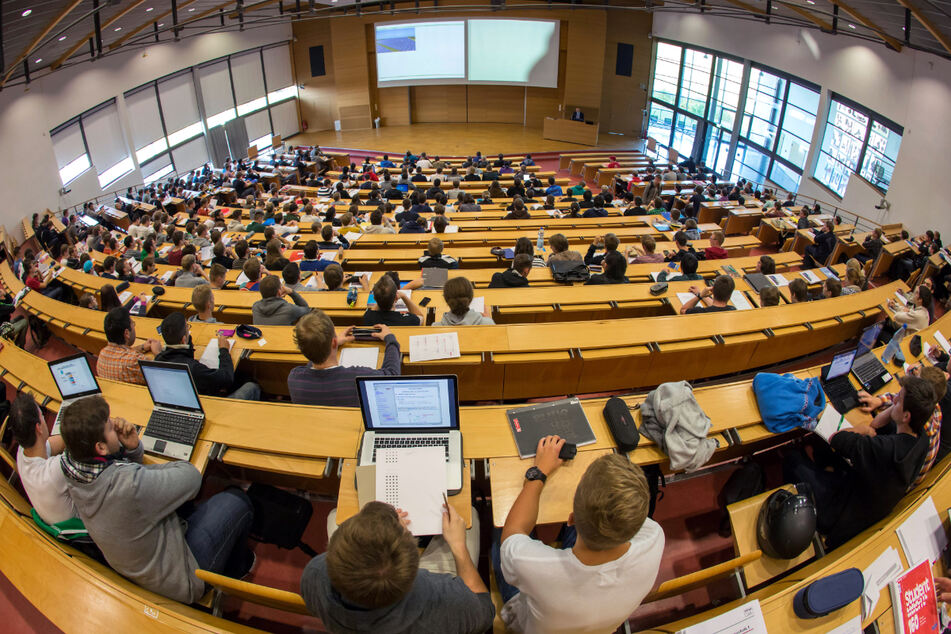Studenten verfolgen an der Technischen Universität in Ilmenau eine Vorlesung. Nur wenige von ihnen werden nach dem Abschluss in Thüringen bleiben.