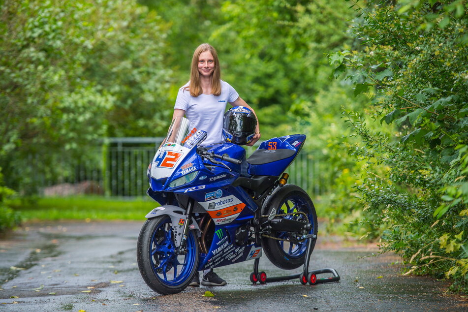 Sieht die männliche Konkurrenz meist im Rückspiegel: TU-Studentin Sarah Göpfert (24) raste sich an die Spitze des deutschen Motorrad-Rennsports.