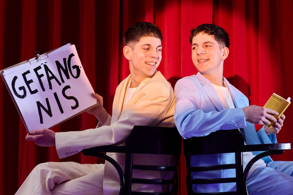 Die Zwillinge Benito &amp; Merlin (l. 19) zeigen auf der Bühne auch einen Krimi-Trick, wie ihn Sherlock Holmes nicht besser könnte.