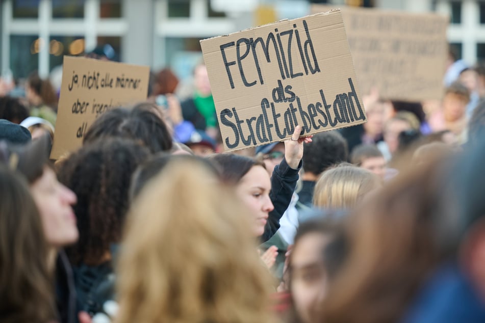 Demo zum Frauentag: Die Einführung eines eigenständigen Straftatbestandes für Femizid könnte die besondere Schwere dieser Taten anerkennen. In Deutschland kämpft man dafür. Andere Länder haben bereits solche Gesetze.
