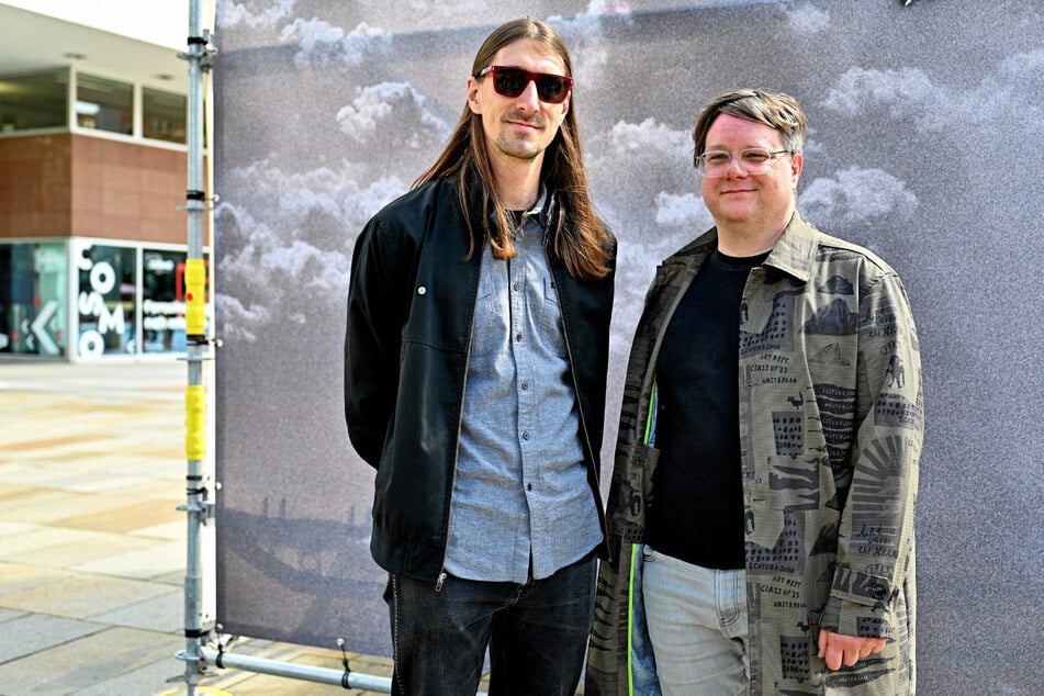 Künstler Martin Bertelmann (36) und Florian Frisch (50) vom Hygienemuseum zeigen ein Wolken-Kunstwerk.