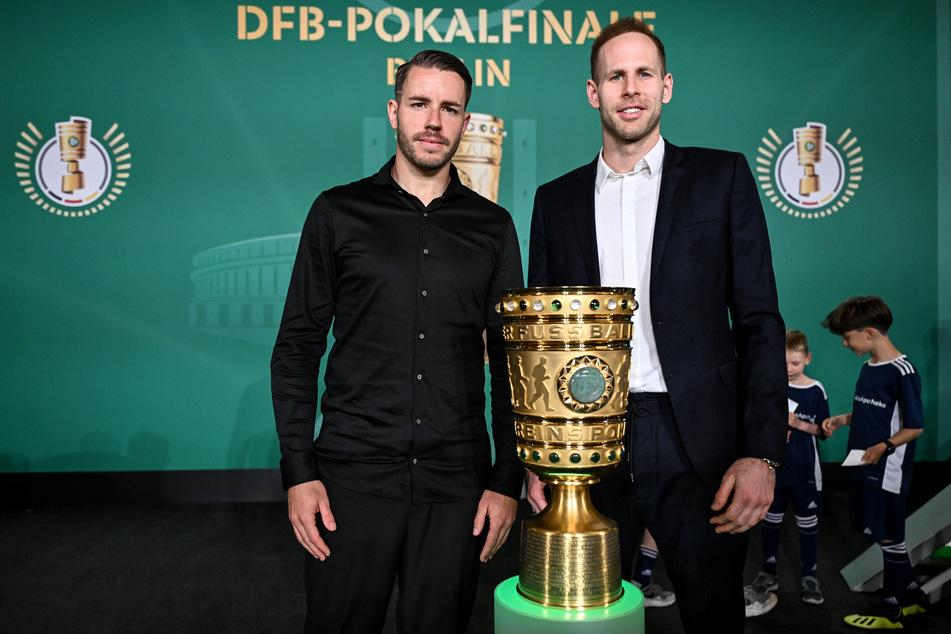 Freiburgs Christian Günter (29,l.) oder Leipzigs Torwart Peter Gulacsi (32): Wer darf am Ende des Abends den DFB-Pokal in die Höhe heben?