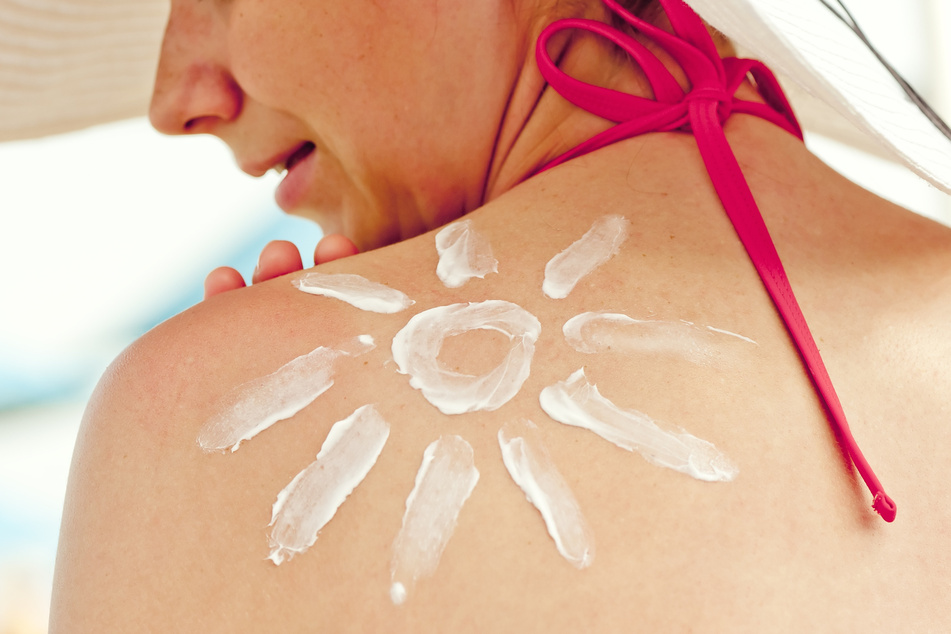 Mit Sonnencreme kann man sich nicht nur vor Sonnenbrand schützen, sondern auch vor Hautkrebs.