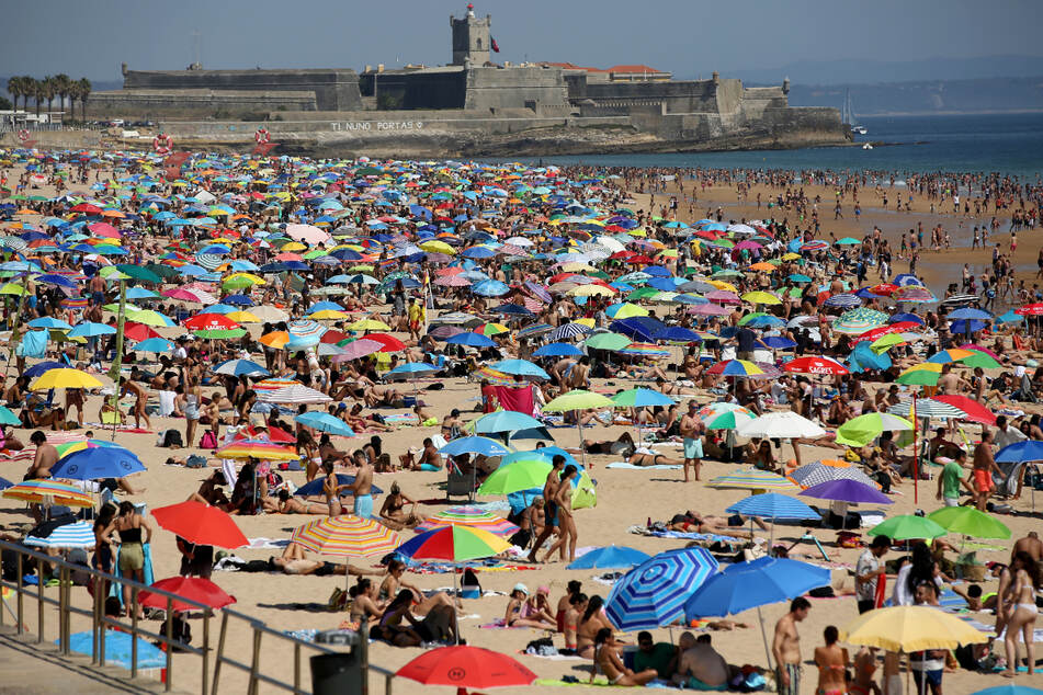Die massive Hitze treibt tausende Menschen an die portugiesischen Strände.