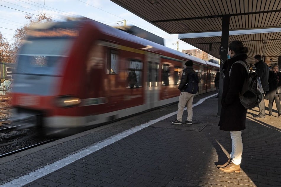 Bahn-Pendler rund um Wuppertal benötigen in diesen Wochen aufgrund andauernder Zugausfälle ein dickes Fell. (Symbolbild)