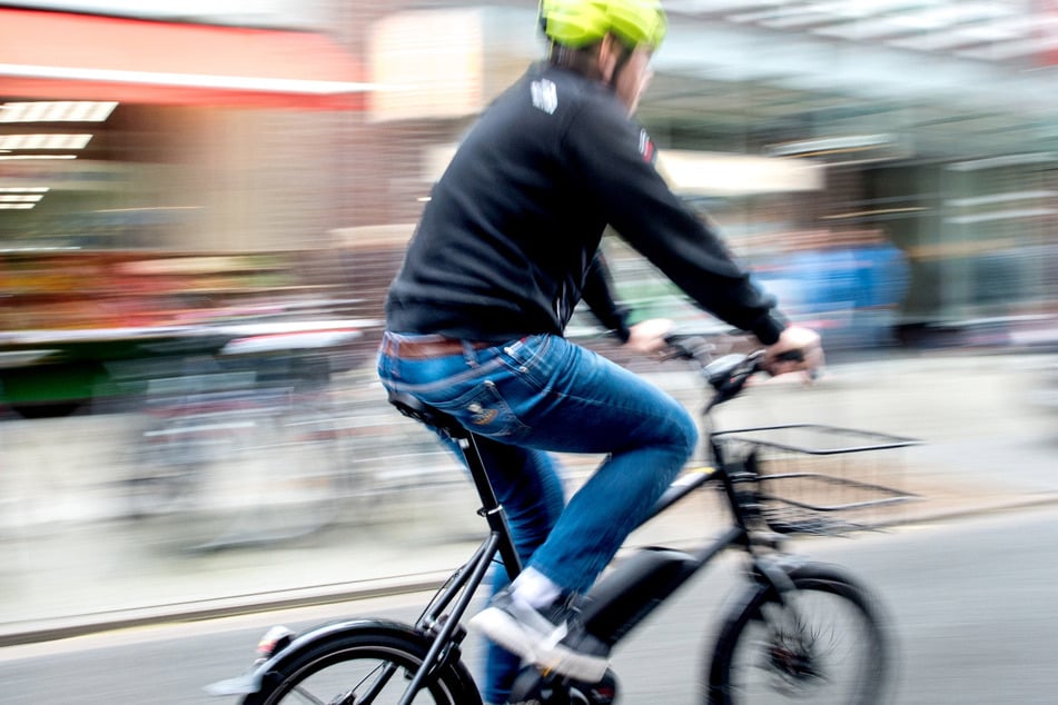E-Bike-Fahrer wird nach Unfall verspottet: Polizei sucht nach Zeugen