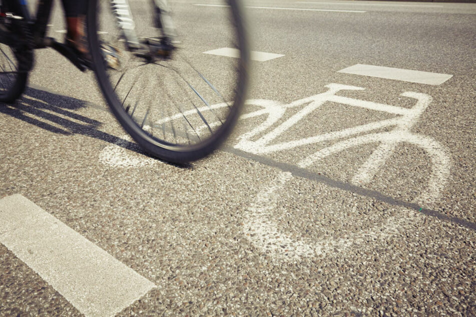 Ein Fahrrad fährt auf dem Radweg (Symbolfoto).