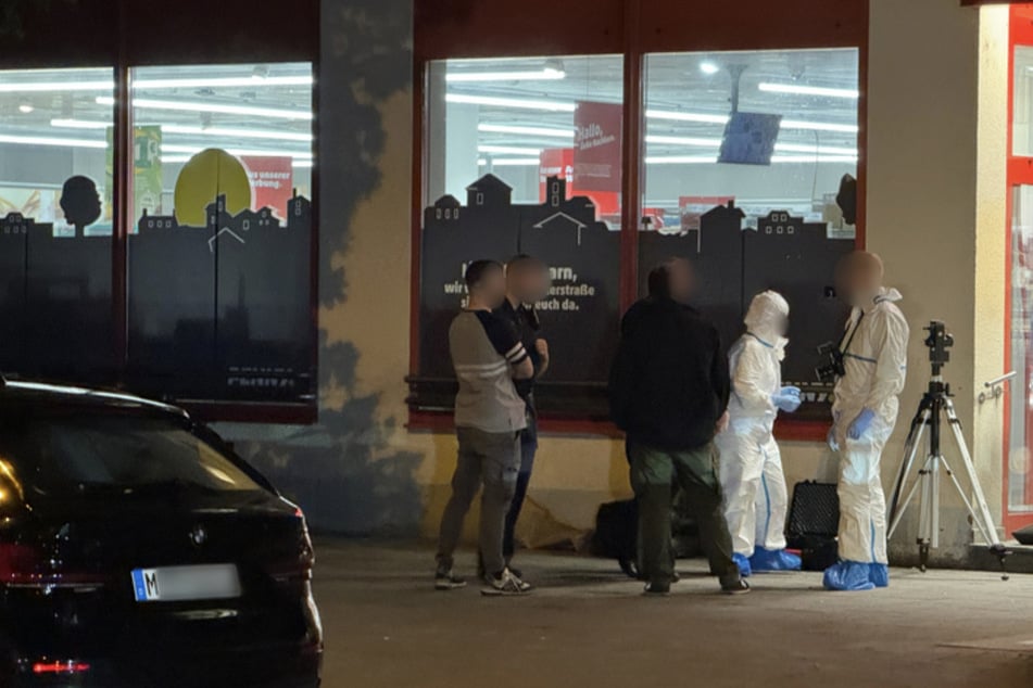 Kripo-Beamte untersuchen den Tatort im Stadtteil Sendling.