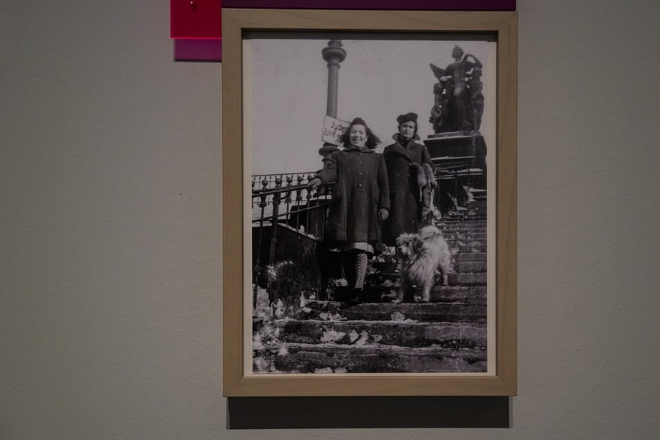 Juden durften ab Ende 1938 verschiedene Orte wie die Brühlsche Terasse nicht mehr betreten, worauf Verbotsschilder hinwiesen.