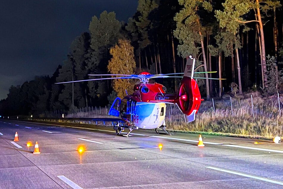 Nachdem die Feuerwehr den Mann geborgen hat, wurde er in eine Klinik geflogen.