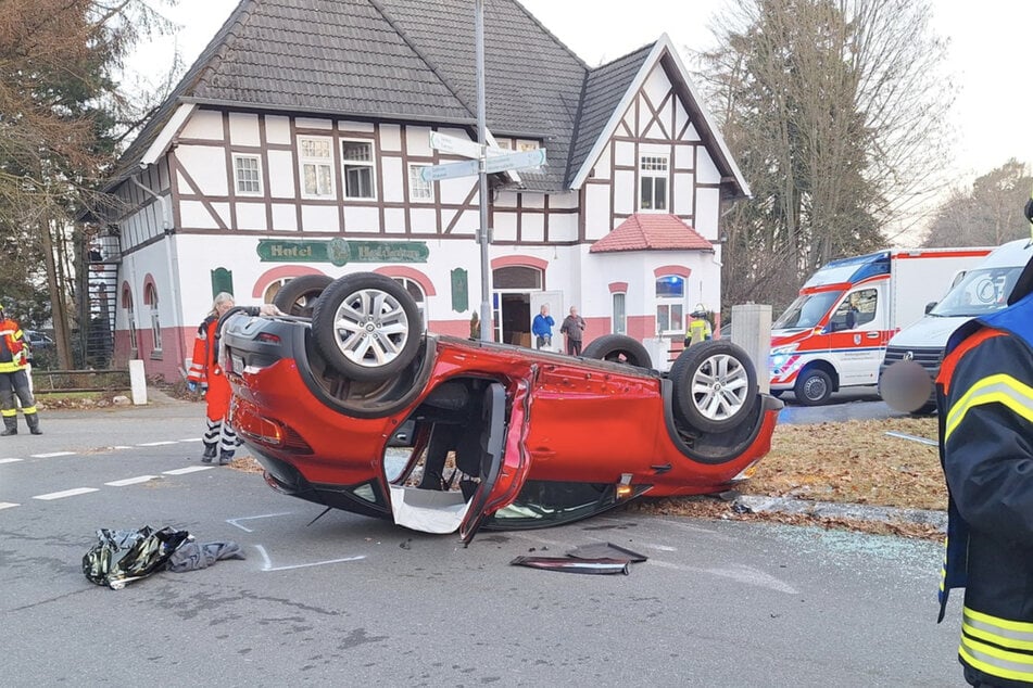 Am Montagmorgen kollidierten zwei Fahrzeuge bei einem Unfall in Niedersachsen. Eines davon landete auf dem Dach.
