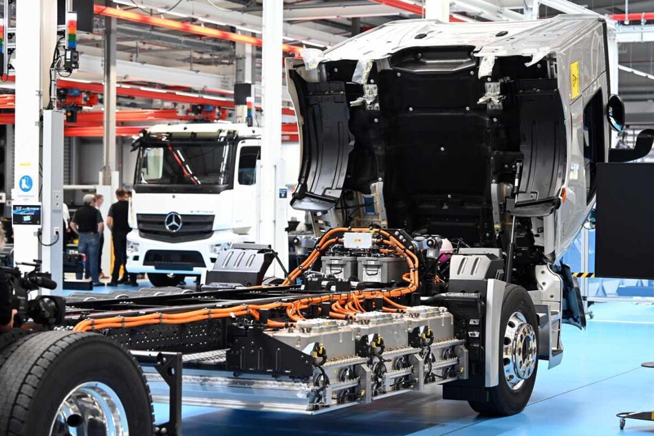 Beim Übergang vom Verbrennermotor zu neuen Antrieben setzt Daimler Truck auf Batterie und Brennstoffzelle. Im Bild: ein eActros.