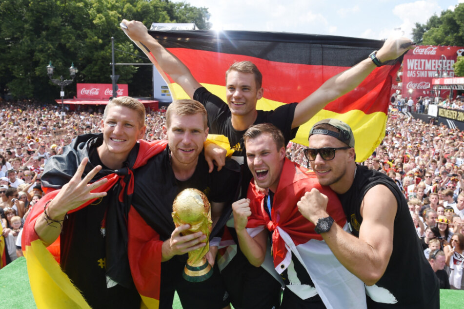 Die Helden von Rio: Kevin Großkreutz (34, 2.v.r.) durfte sich 2014 zusammen mit Bastian Schweinsteiger (38, l.), Per Mertesacker (38, 2.v.l.), Manuel Neuer (36, M.) und Lukas Podolski (37, r.) über den WM-Titel freuen.