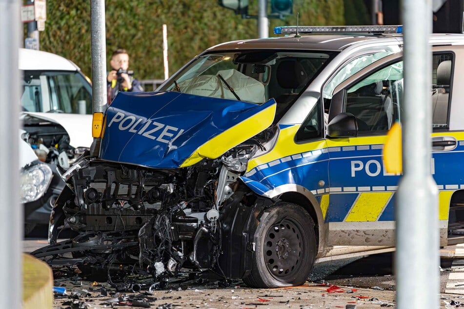 Der demolierte Streifenwagen macht deutlich: Der Zusammenstoß am Samstagabend hatte es in sich.