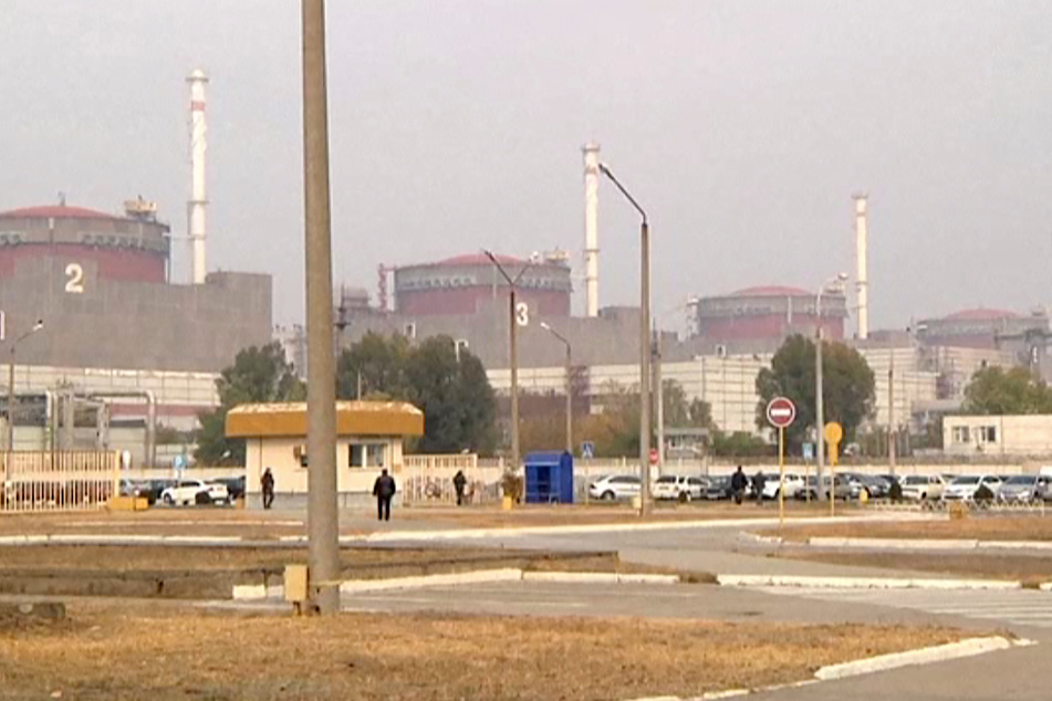 Dieses Bild aus einem Video zeigt das Kernkraftwerk Saporischschja. Bei Russlands Krieg gegen die Ukraine soll auch die Anlage von Europas größtem Atomkraftwerk in der Nähe der Großstadt Saporischschja beschossen worden sein. (Archivbild)